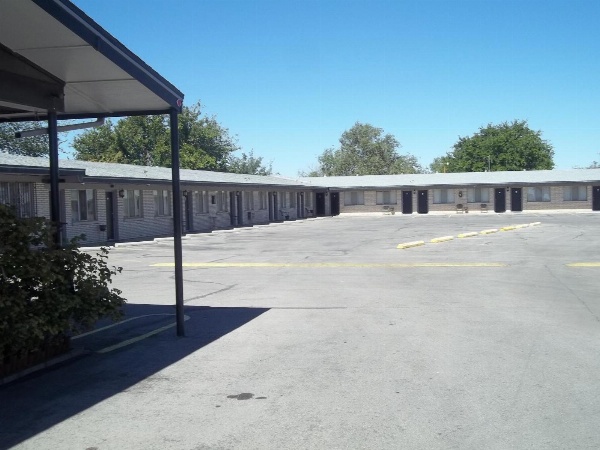 Royal Host Motel image 5