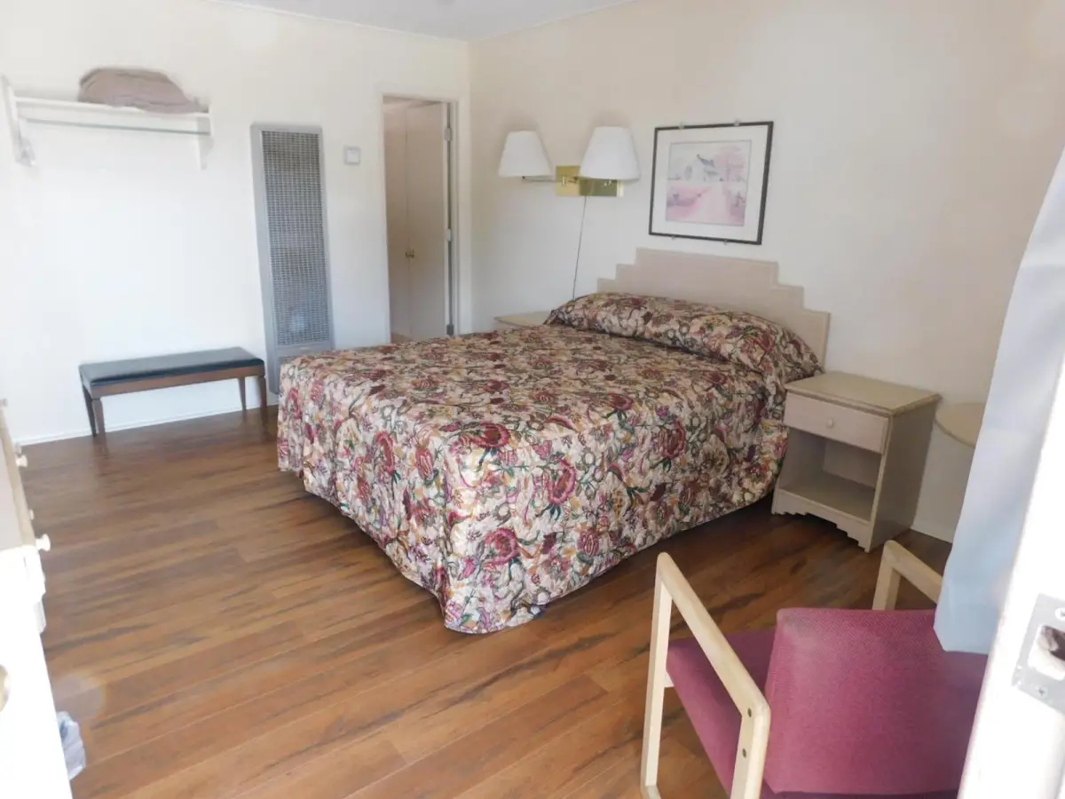 Royal Host Motel 10